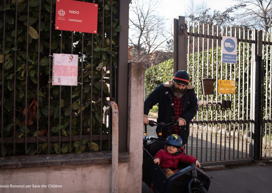 padre con carrozzina e figlio 