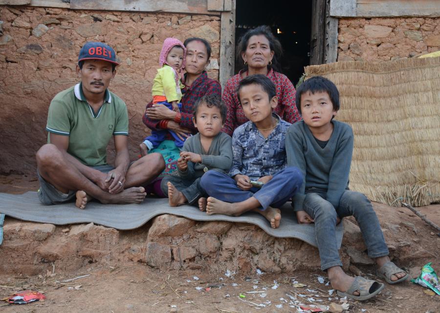 Famiglia nepalese: ricostruzione dopo terremoto 2015