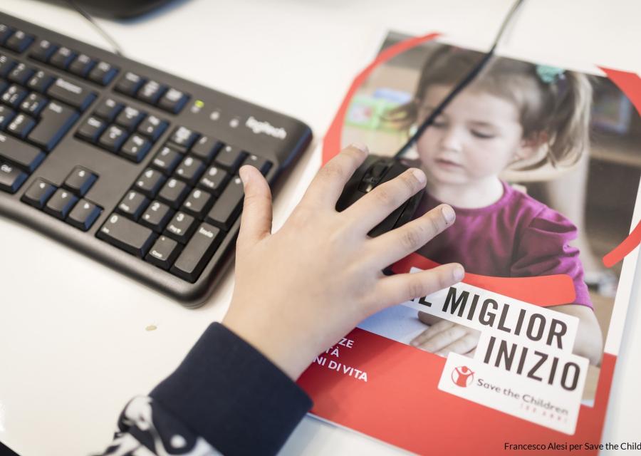 dettaglio di mano che poggia su un mouse 