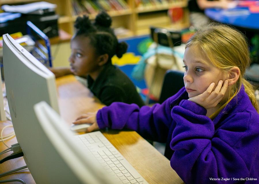 due bambine davanti al pc in aula scolastica