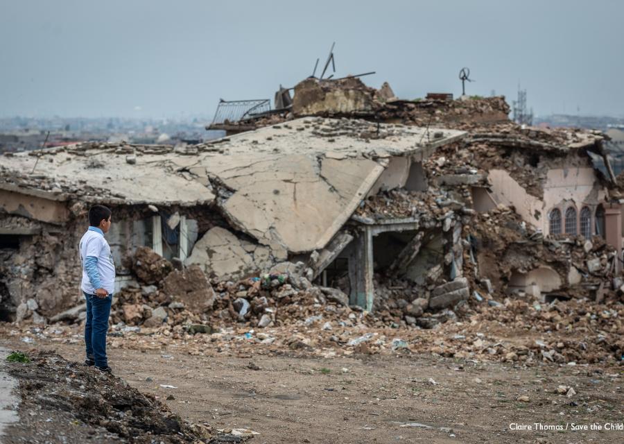 bambino-iracheno-guarda-da-lontano-macerie-Mosul