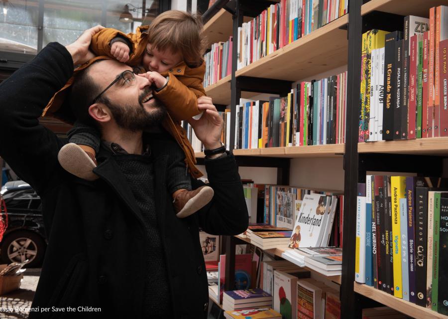 foto festa del papà con papà con in braccio figlia 