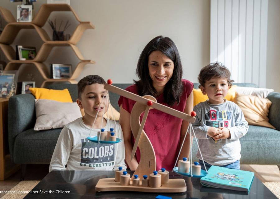 Foto di mamma con figli per la Festa della Mamma e il lancio del rapporto "Le Equilibriste”  la maternità in Italia nel 2024