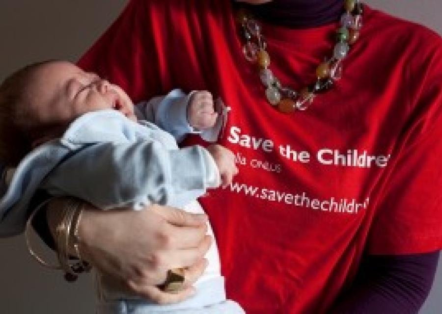 operatrice-save-the-children-tiene-in-braccio-neonato