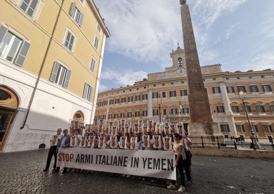 piazza Montecitorio a Roma flash mob con persone davanti a striscione per chiedere lo stop allesportazione di armi in Yemen