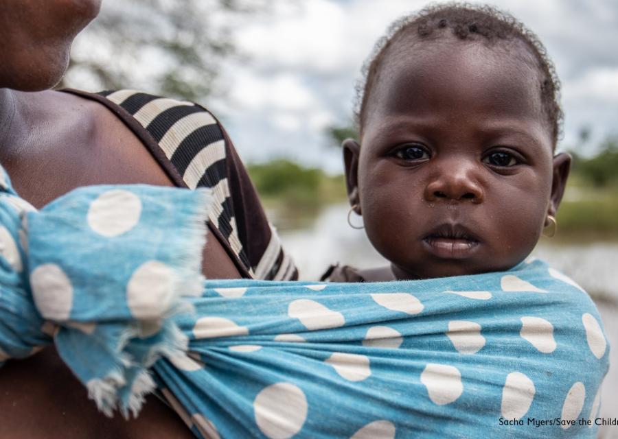 bambina-africana-attaccata-al-petto-della-mamma