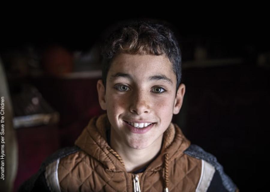 ritratto di bambino sorridente come copertina del bilancio sociale 2022 di save the children 