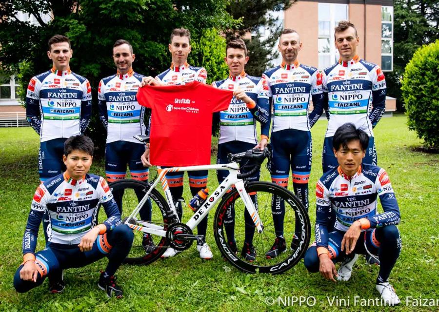Il team Nippo Fantini Faizanè mostra la maglietta di Save the Children
