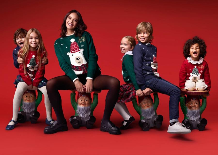 Francesca Michielin con bambini con maglione per il Christmas Jumper Day