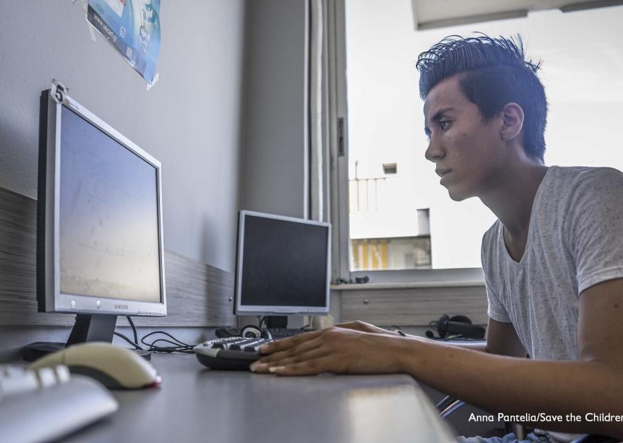 Profilo a mezzo busto di adolescente che lavora al computer