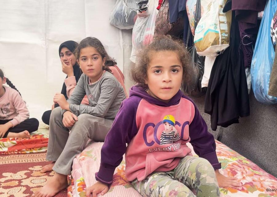 bambine in una tenda a Gaza