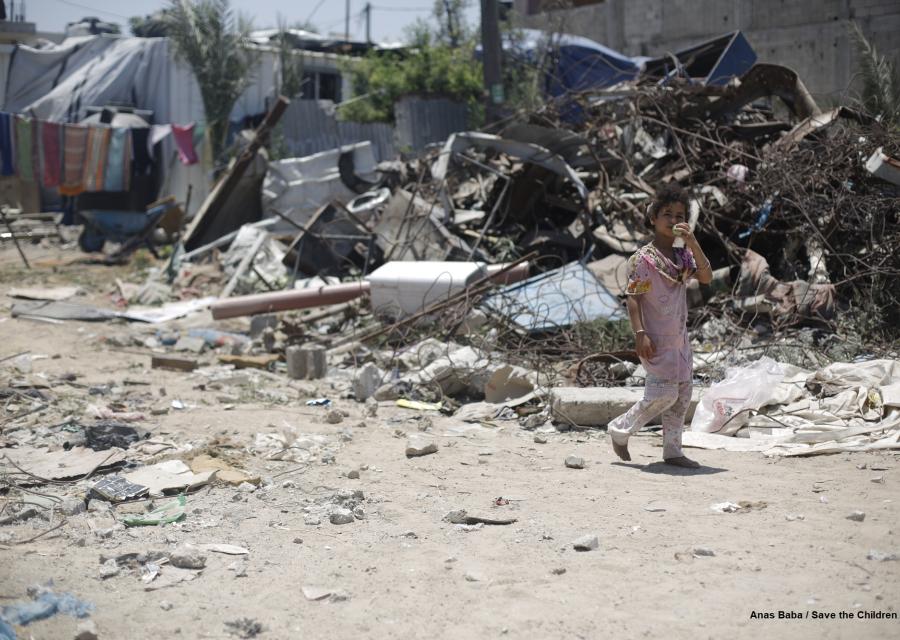 Gaza bambina tra le macerie