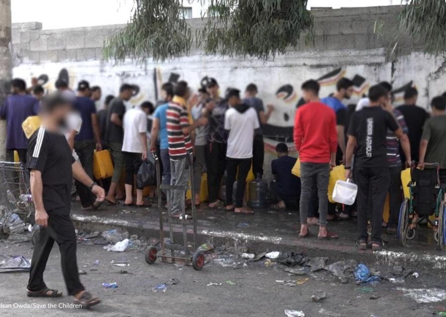 persone in fila a Gaza