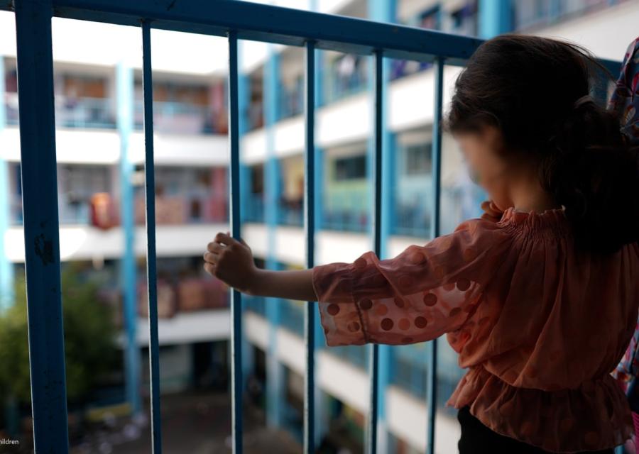 Bambina di spalle in un rifugio a Gaza