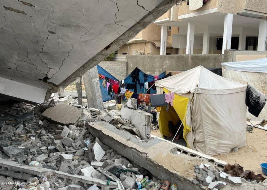 tenda con famiglia accampata tra le macerie a Rafah