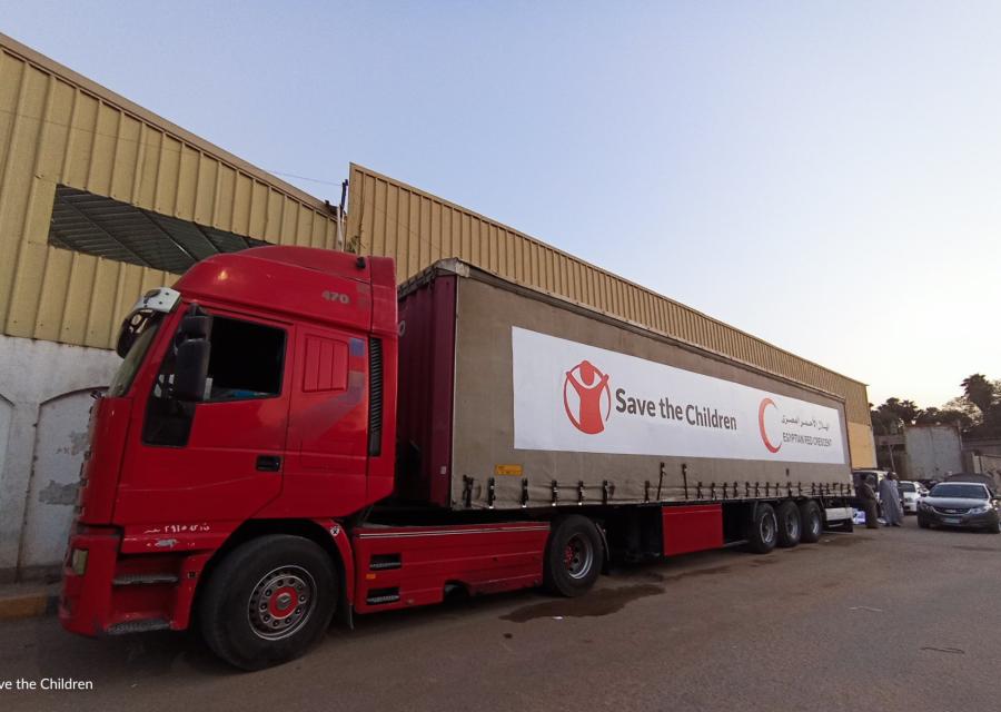 camion di aiuti umanitari di save the children entrato nella striscia di gaza attraverso il valico di rafah 