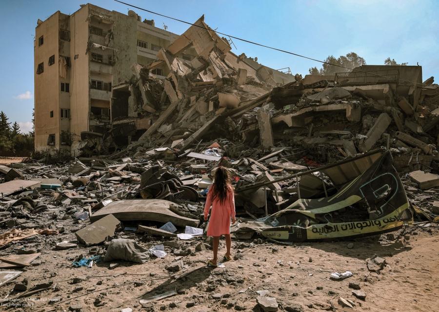 Una bambina a Gaza guarda le macerie.