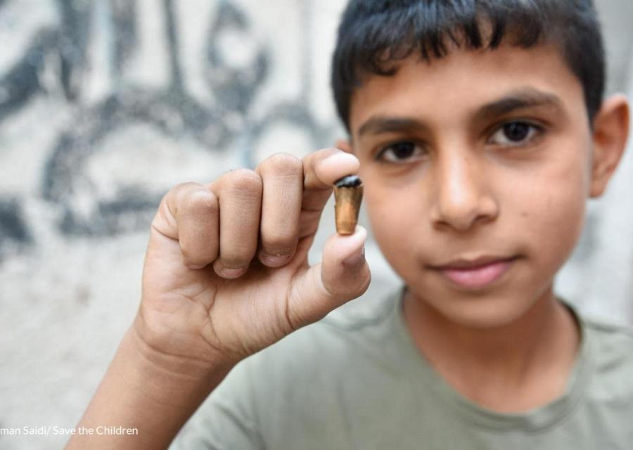bambino palestinese nella Striscia di Gaza con un proiettile in mano 
