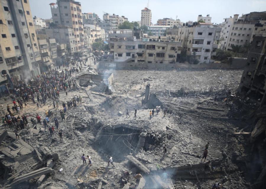 Veduta aerea di Gaza distrutta - i palestinesi ispezionano i danni a Gaza il 9 ottobre 2023