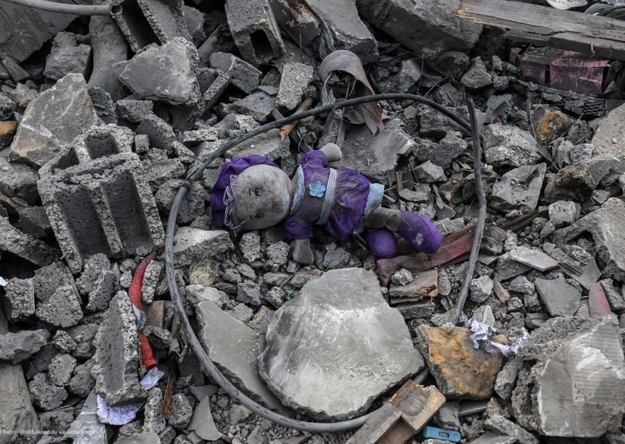 pupazzo di bambino sulle macerie di Gaza