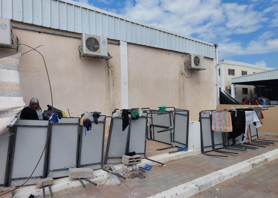 Tavoli allestiti come distributori di indumenti in un centro dell'UNRWA in cui la gente si rifugia nel sud di Gaza