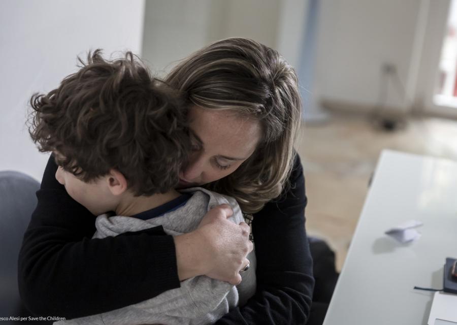 Madre che abbraccia e consola il figlio