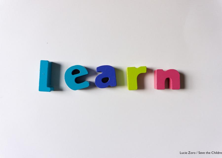 lavagnetta magnetica con attaccate lettere colorate a formare la parola learn