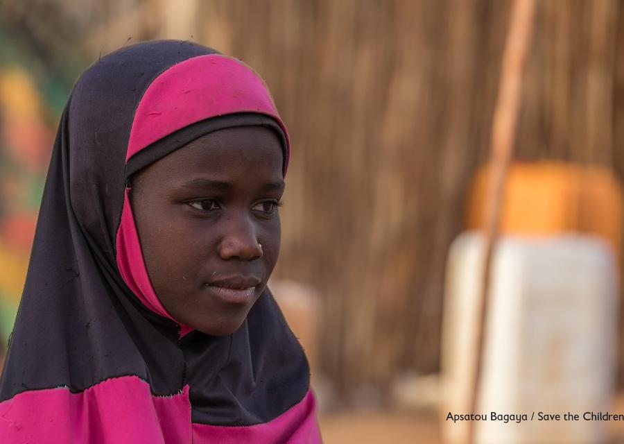 Primo piano di profilo di una bambina africana che indossa un hijab rosa e nero