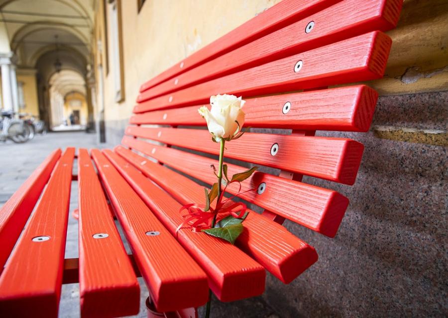 panchina simbolo della giornata internazionale contro la violenza sulle donne