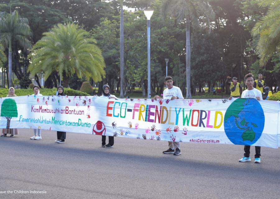 per la giornata mondiale della terra bambini e ragazzi durante manifestazione per il clima