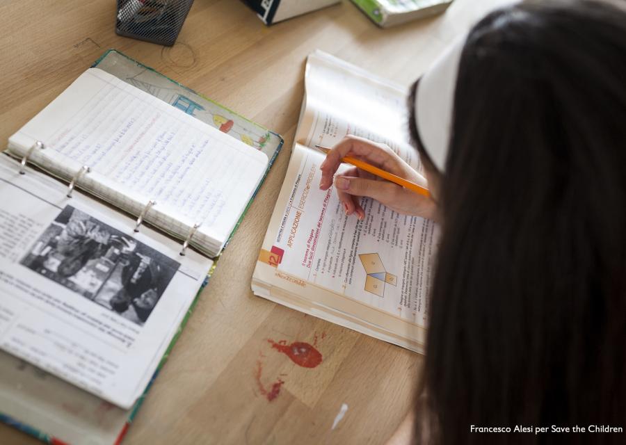 bambina che studia seduta alla scrivania