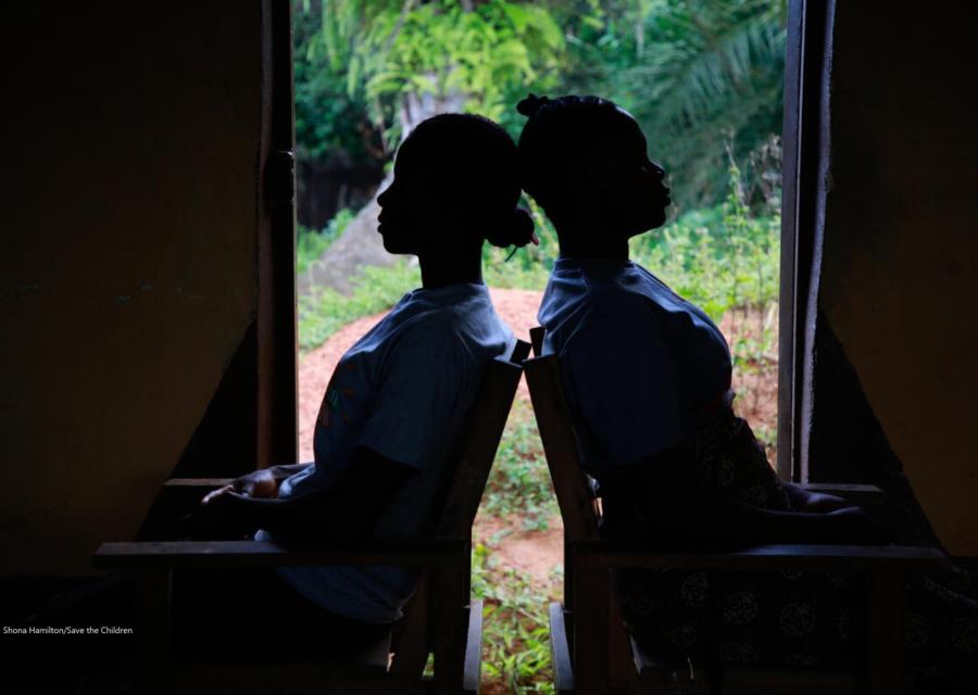 due ragazze di spalle in penombra