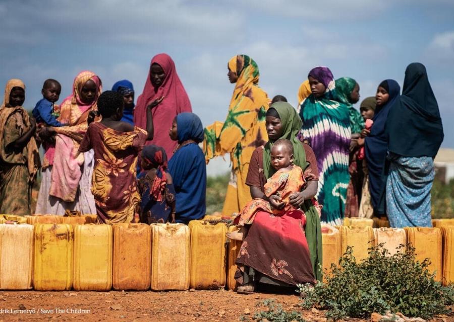 donne e bambini in fila per prendere l'acqua in somalia