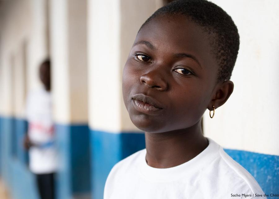 Primo piano ragazza congolese con capelli corti che guarda in camera 
