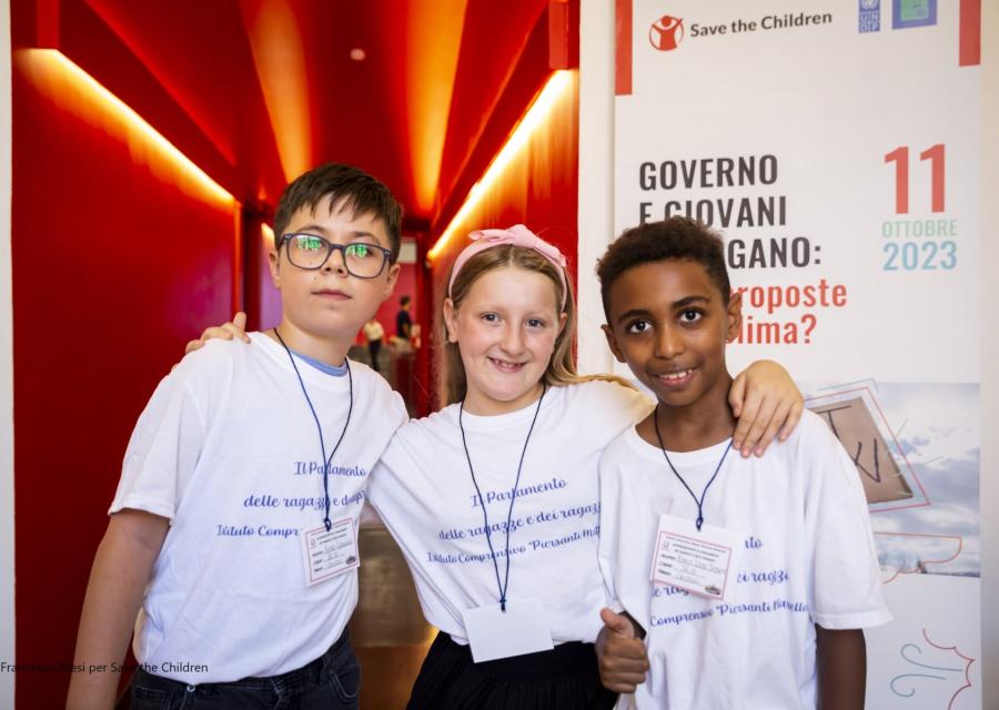 bambina e bambini che si abbracciano durante l'evento Governo e giovani dialogano: quali proposte per il clima