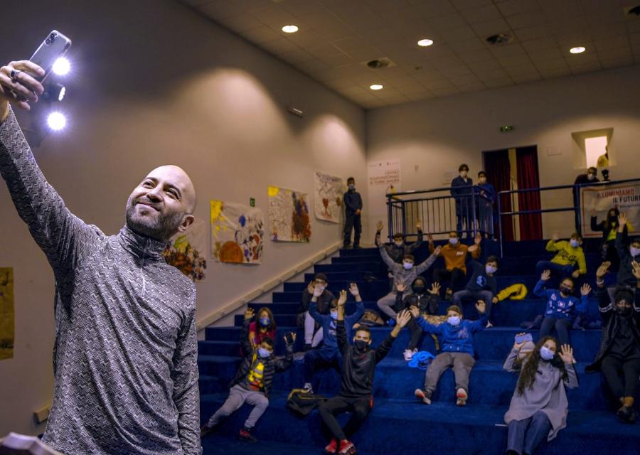 Giuliano Sangiorgi dei negramaro scatta un selfie con i bambini di uno dei punti luce save the children a roma