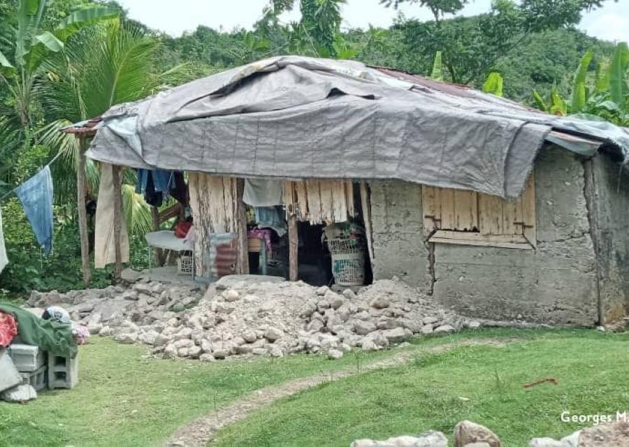 scena di una casa distrutta dal terremoto ad haiti