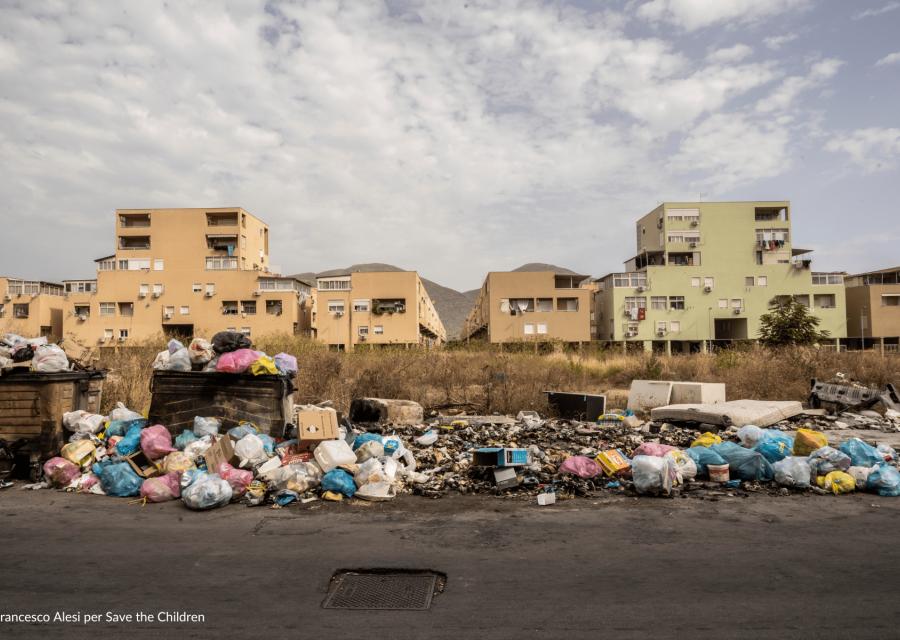 immondizia nel quartiere zen 2 di palermo 