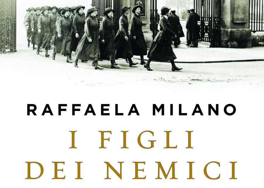 Copertina libro "I figli dei nemici" di Raffaela Milano. Copertina bianca con immagine in bianco e nero dell epoca di alcune donne che escono da un cancello.