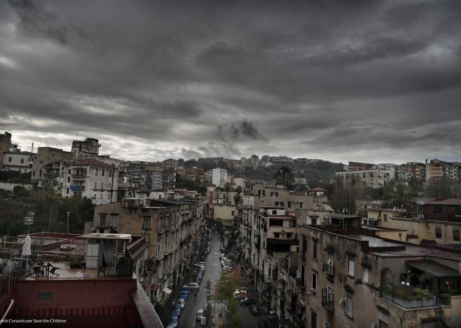 vista città con palazzi e nuvole grigie per i rischi dell'inquinamento sui bambini 