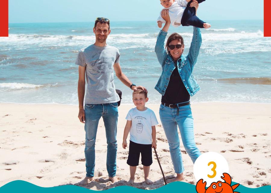 Genitori in spiaggia con i figli divertiti