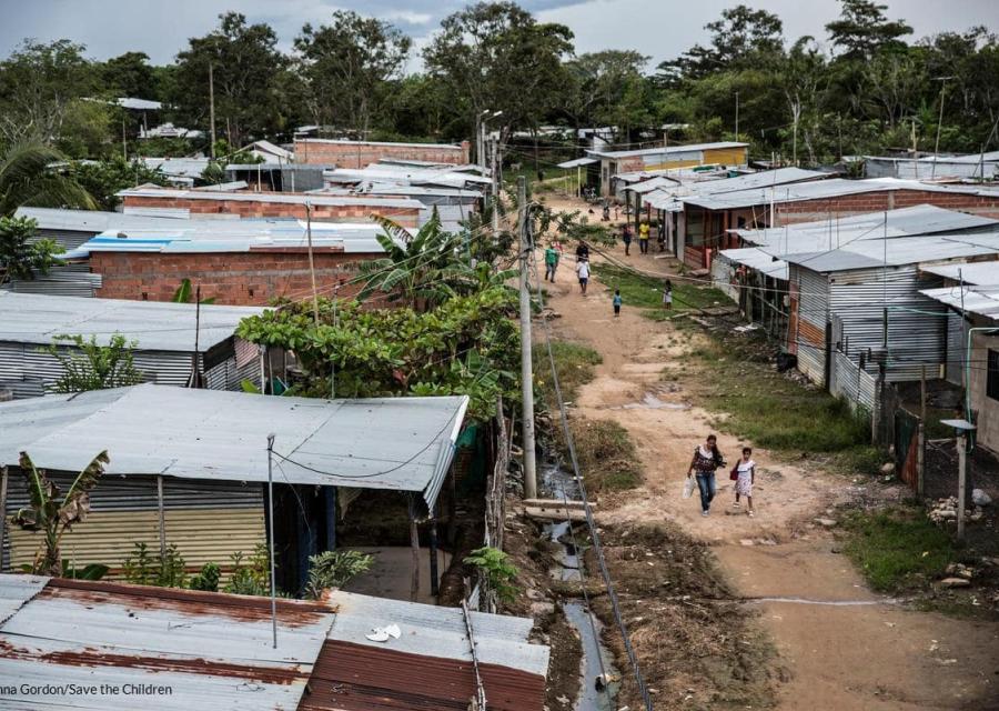 vista dall'alto di una baraccopoli in America Latina