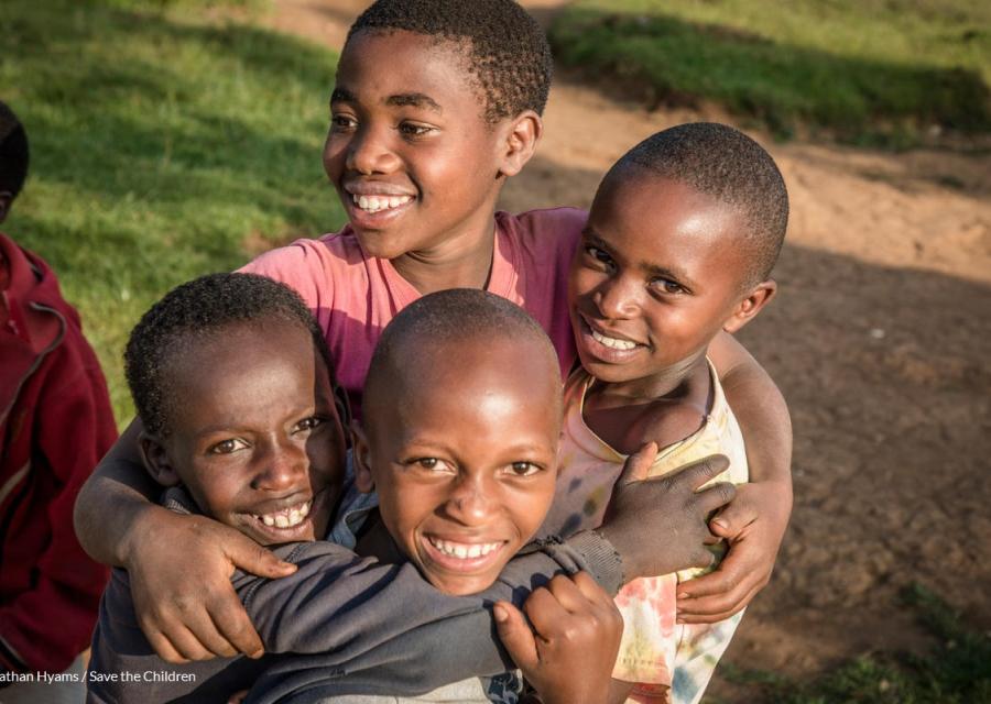 bambini sorridenti che si abbracciano 