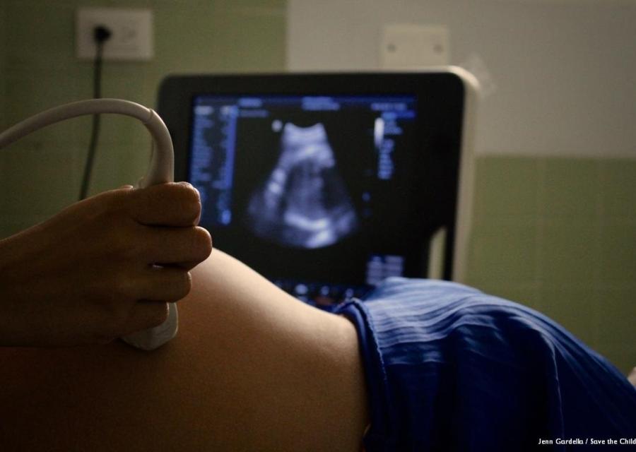 primo piano del pancione di una donna incinta mentre fa un ecografia