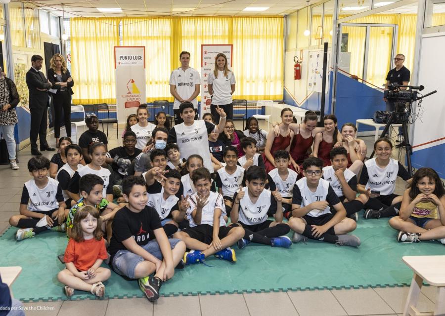 Ragazzi e bambini in gruppo che ridono per una foto 