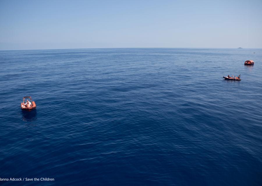 Mare con navi di ricerca e soccorso. L'immagine fa riferimento all'operazione di ricerca e salvataggio svolta da Save the Children nel Mediterraneo nel 2016. La missione umanitaria di ricerca e soccorso in mare non è più attiva.