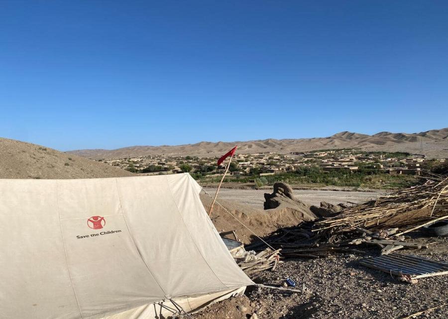 tenda di save the schildren in un terreno distrutto dall'inondazione