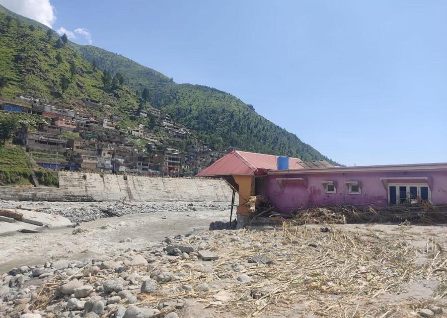 sulla destra edificio distrutto dall'inondazione in Pakistan