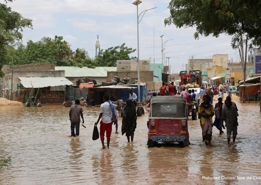 Popolazione somala sfollata a causa delle alluvioni cammina in acqua fangosa