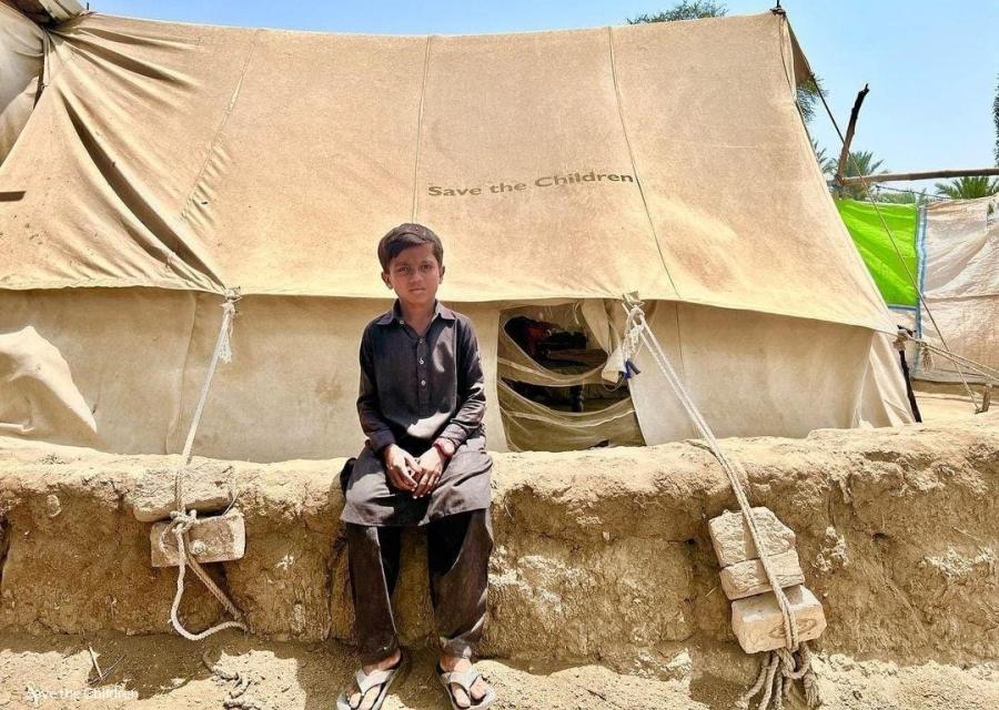 bambino colpito dalle inondazioni in pakistan supportato da save the children 
